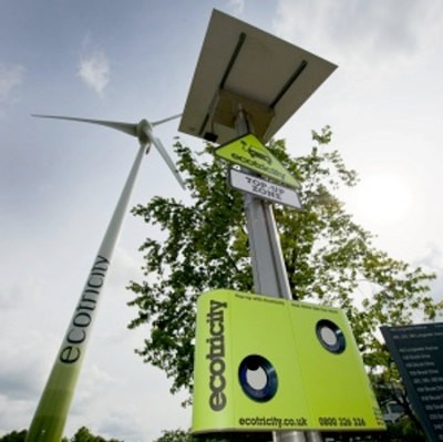 En el Reino Unido está el primer cargador de vehículos eléctricos que usa energía solar y eólica