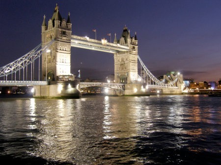 Puente de la Torre de Londres es alumbrado por efectivos LEDs