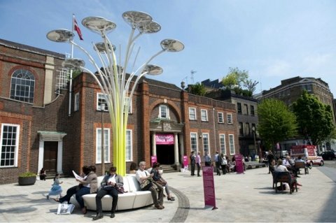 Ross Lovegrove diseña árboles con paneles solares que adornan Londres