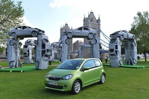 Stonehenge recreado con autos reciclados
