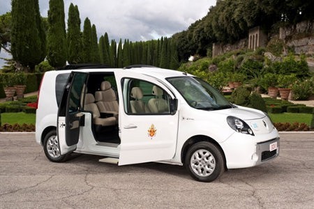 Renault dona un auto eléctrico al Papa