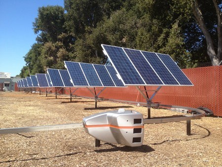 SolBot apunta los paneles solares hacia el sol para mejorar la producción