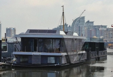 Ark, la casa flotante del río Támesis que usa energía solar