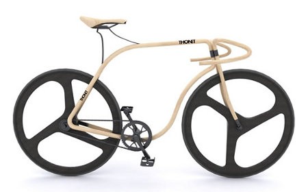 Una llamativa bicicleta hecha de madera doblada