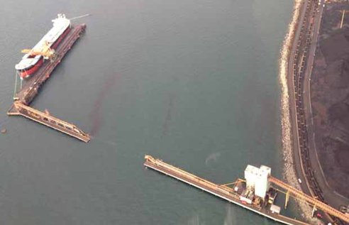 Barco lleno de carbón se estrella en Vancouver