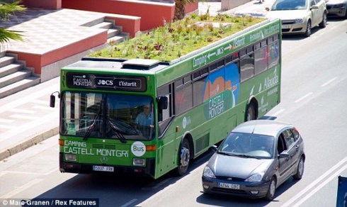 Genial autobús con plantas en su techo
