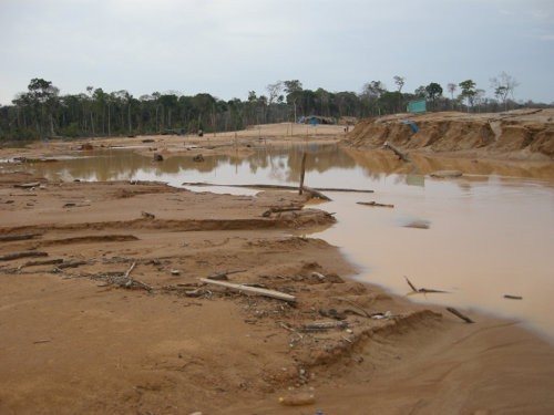Las minas de oro ilegales destruyen la selva amazónica