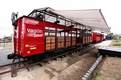 Un viejo vagón es convertido en un centro cultural móvil en Ecuador