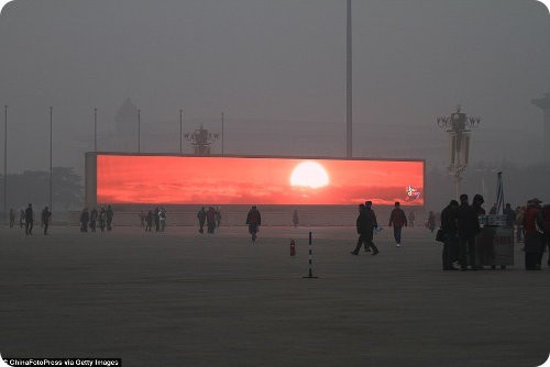 China comienza a emitir la salida del Sol en pantallas gigantes debido a la contaminación