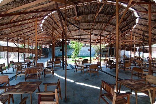Tienda de café hecha con madera reciclada y materiales locales