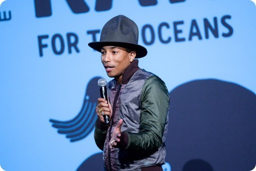 Pharrel Williams da a conocer prendas hechas con plástico reciclado