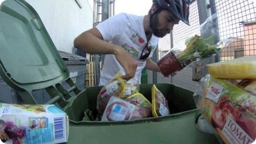 Un hombre viaja por toda Europa alimentándose de los tachos de basura