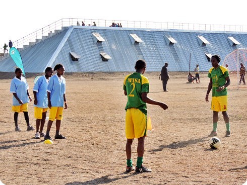Una cancha de fútbol de Kenia puede acumular 1,5 millones de litros de agua