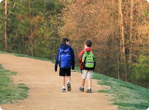 Caminar a la escuela: un gran beneficio para los niños