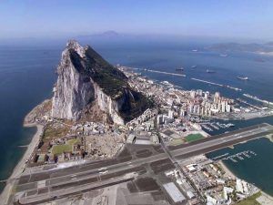 Gibraltar se ve beneficiado por las olas del mar