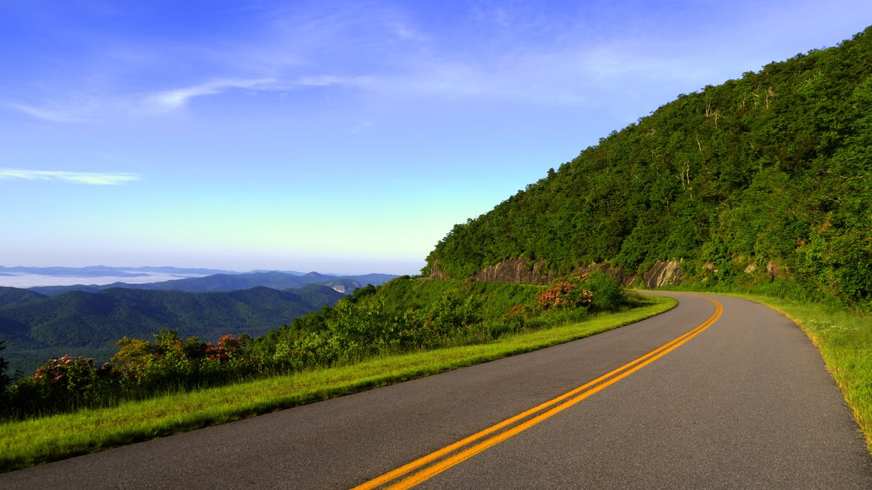 Carretera sobre bellas montañas recorriendo una exhuberante selva tropical