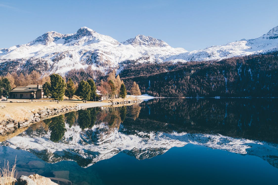 La nieve lo adorna todo junto al lago que luce como un espejo de este bello paisaje natural