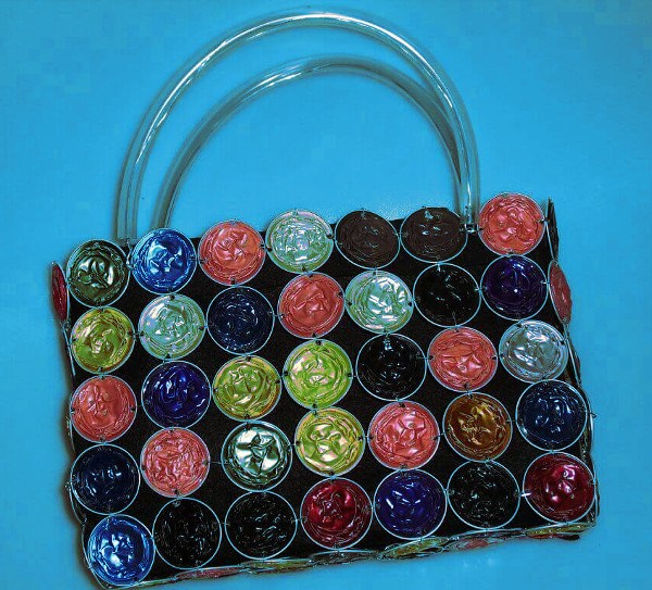 bolso hecho con capsulas, un claro ejemplo creativo del reciclaje hecho con cápsulas de café