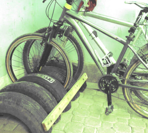 estacionamiento para bicicletas con ruedas viejas