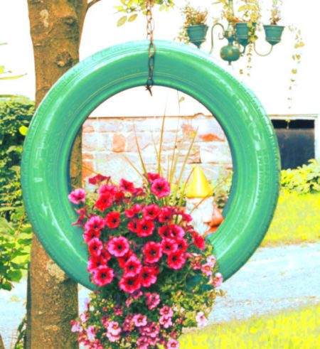 jardinera colgante fabricada con neumaticos reciclados
